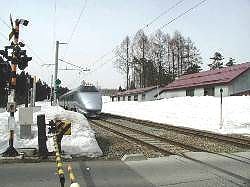 踏切を通過する山形新幹線 つばさ